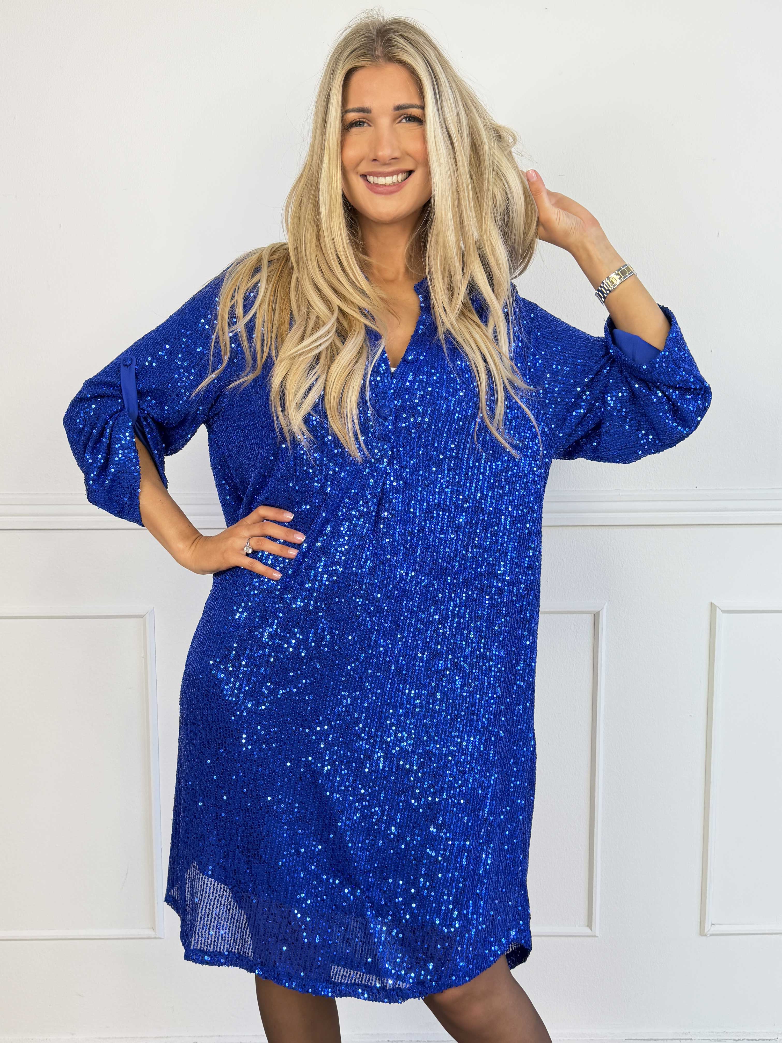 Ebba Glitter - Paljettklänning i plus size med knappar vid urringningen som ger en elegant look